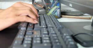 ¿Son deducibles los gastos por empleados que teletrabajan desde el extranjero?