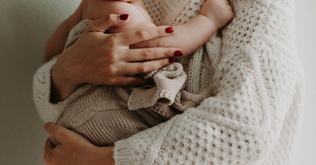 Declarar o no la prestación por maternidad y paternidad en la Renta