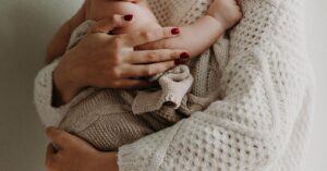 Declarar o no la prestación por maternidad y paternidad en la Renta