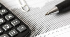 Las becas para opositores a jueces, fiscales y LAJ no están exentas de IRPF